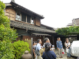 築約170年の冨澤家を前に参加者の期待も大きくなります。 築約170年の冨澤家を前に参加者の期待も大きくなります。。