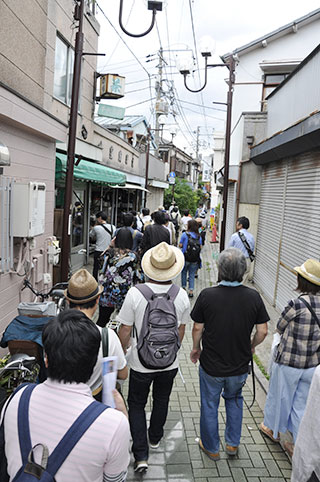 昔ながらの柳原商店街を歩く。 昔ながらの柳原商店街を歩く。