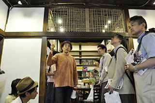 「千住芸術村」加賀山代表より話を伺う。 「千住芸術村」加賀山代表より話を伺う。