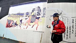 水路の話をする田中さん 水路の話をする田中さん