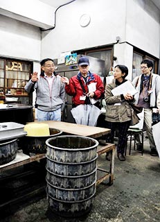 鮒与さん店内にてお話を伺う 鮒与さん店内にてお話を伺う