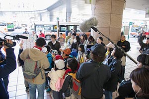 集合した北千住駅西口で、今日の子供達のミッションを説明。 集合した北千住駅西口で、今日の子供達のミッションを説明。
