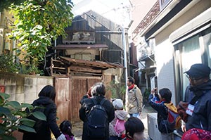 早速、路地を進んで行き、中川園さんの蔵を激写。 早速、路地を進んで行き、中川園さんの蔵を激写。