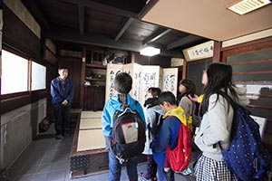 八代目当主 横山恵章様より子供達にお話をして頂きました。 八代目当主 横山恵章様より子供達にお話をして頂きました。