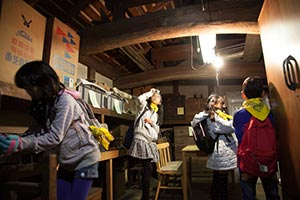 横山家に現存する立派な土蔵の蔵の内部を見せて頂きました。 横山家に現存する立派な土蔵の蔵の内部を見せて頂きました。