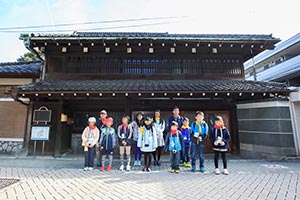 1860年築の横山家。横山様と子供達の記念撮影。 1860年築の横山家。横山様と子供達の記念撮影。