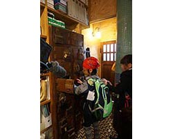 銭湯で使われていた下駄箱に靴を入れて2階へ。 銭湯で使われていた下駄箱に靴を入れて2階へ。