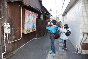 こちらは旧道沿いの立ち飲み屋「八古屋」さん。派手なイラストにやはり目がいきます。 こちらは旧道沿いの立ち飲み屋「八古屋」さん。派手なイラストにやはり目がいきます。