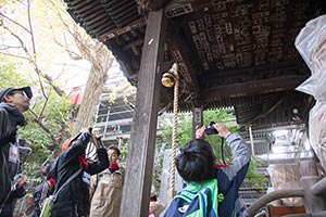 本氷川神社の旧社殿。唐破風の緻密な彫刻に子供達も関心しきりでした。 本氷川神社の旧社殿。唐破風の緻密な彫刻に子供達も関心しきりでした。