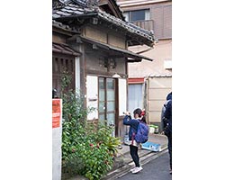 本氷川神社への参道に面している舟橋家。 本氷川神社への参道に面している舟橋家。