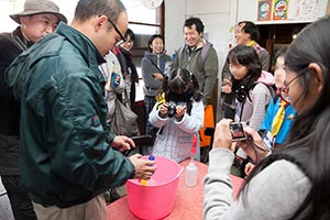 手作り楽器に大人も興味津々でした。 手作り楽器に大人も興味津々でした。