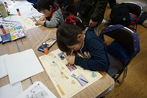 選んだ写真を貼り込んだら、それを人に伝えるために写真集を作成。まち歩きで疲れているはずですが、こども達の記者魂により見事完成! 選んだ写真を貼り込んだら、それを人に伝えるために写真集を作成。まち歩きで疲れているはずですが、こども達の記者魂により見事完成!