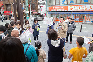 北千住駅東口ロータリーで集合。健脚だったご高齢の方から半袖の子供まで様々。初めに千住の基礎知識を簡単にお話してスタート! 北千住駅東口ロータリーで集合。健脚だったご高齢の方から半袖の子供まで様々。初めに千住の基礎知識を簡単にお話してスタート!