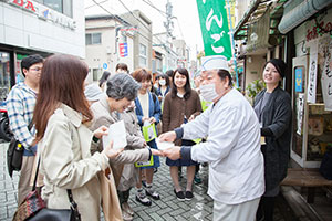 1件目の和菓子店「せりかわ」さん。和菓子職人として色々なところで修行を重ねていた職人時代に縁あってこの地に店を構えたのが昭和50年。ご主人からどら焼きを受け取ります。 1件目の和菓子店「せりかわ」さん。和菓子職人として色々なところで修行を重ねていた職人時代に縁あってこの地に店を構えたのが昭和50年。ご主人からどら焼きを受け取ります。