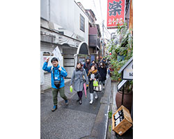 千住らしいもう一つの顔。飲み横。近年飲み横にリノベーションでセンスの良いお店が増えています。 千住らしいもう一つの顔。飲み横。近年飲み横にリノベーションでセンスの良いお店が増えています。