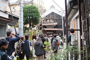 生活感あふれる路地に建つ土蔵の蔵。旧日光街道からは伺い知ることができません。 生活感あふれる路地に建つ土蔵の蔵。旧日光街道からは伺い知ることができません。