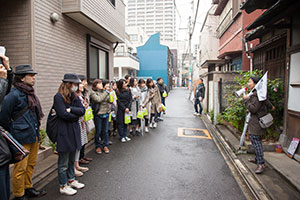 本氷川神社の参道に建つ昭和初期の住宅。住まい手である舟橋さんから住まいや路地への思いを伺いました。 本氷川神社の参道に建つ昭和初期の住宅。住まい手である舟橋さんから住まいや路地への思いを伺いました。