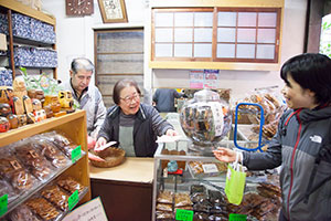 2軒目の平野屋さんへ。炭火で手焼きの善次郎煎餅を1枚ずつ頂きます。 2軒目の平野屋さんへ。炭火で手焼きの善次郎煎餅を1枚ずつ頂きます。