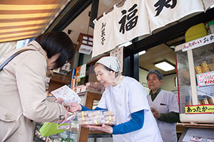 3軒目は福寿堂さん。色々な和菓子があるのですが全体のバランスを考えてあえて稲荷寿司をチョイス。美味しかったです! 3軒目は福寿堂さん。色々な和菓子があるのですが全体のバランスを考えてあえて稲荷寿司をチョイス。美味しかったです!