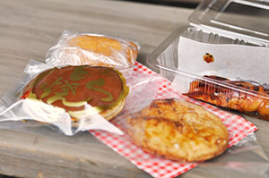 4軒で頂いたどら焼き、稲荷寿司、お煎餅、お団子。もちろんどれも手作り。美味しかったです! 4軒で頂いたどら焼き、稲荷寿司、お煎餅、お団子。もちろんどれも手作り。美味しかったです!
