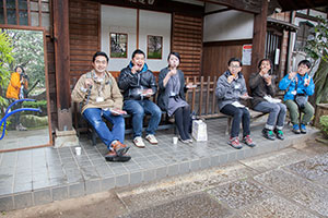 もちろん私たちいえまちメンバーも境内で頂きました!写真の左端の鏡にはいえまちメンバーで写真家の加藤さん。素晴らしい写真をありがとう! もちろん私たちいえまちメンバーも境内で頂きました!写真の左端の鏡にはいえまちメンバーで写真家の加藤さん。素晴らしい写真をありがとう!