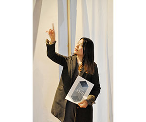 建物や学生主体による企画やイベントについて説明して下さった運営スタッフの小林さん。 建物や学生主体による企画やイベントについて説明して下さった運営スタッフの小林さん。