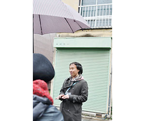 ろじゆらデザイン主宰、いえまちメンバーでもある猪又さん。背後の建物の2階部分を現在リノベーション中です。 ろじゆらデザイン主宰、いえまちメンバーでもある猪又さん。背後の建物の2階部分を現在リノベーション中です。