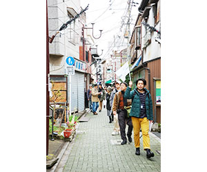桜並木から柳原商店街に入ります。 桜並木から柳原商店街に入ります。