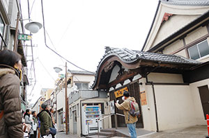 柳原商店街にある大和湯。千住界隈の特徴でもある宮造りの銭湯を見ました。 柳原商店街にある大和湯。千住界隈の特徴でもある宮造りの銭湯を見ました。