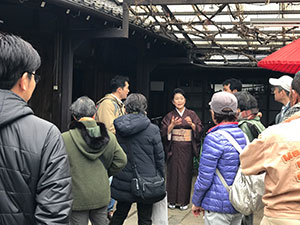 冨澤家の前で冨澤様よりお話しを伺う。 冨澤家の前で冨澤様よりお話しを伺う。