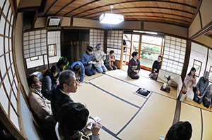 二間続きの和室を囲むようにしてお茶を頂きました。 二間続きの和室を囲むようにしてお茶を頂きました。