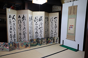 (右)横山家に設えられた 伝 狩野永祥 紙雛図 (右)横山家に設えられた 伝 狩野永祥 紙雛図