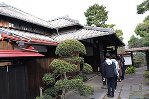 診察室として使用された屋敷。奥には庭園。 診察室として使用された屋敷。奥には庭園。