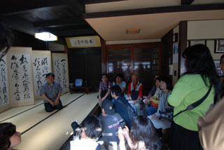 横山家では八代目ご当主の話をお聞きしました。 横山家では八代目ご当主の話をお聞きしました。