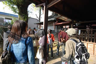 橋戸稲荷神社。奥に見えるのが伊豆の長八の鏝絵がある本殿 橋戸稲荷神社。奥に見えるのが伊豆の長八の鏝絵がある本殿