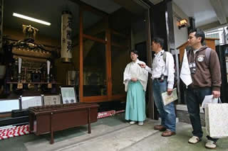 河原町稲荷神社の宮司様に話を伺いながら千貫神輿を見学 河原町稲荷神社の宮司様に話を伺いながら千貫神輿を見学