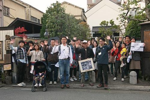 参加者みんなでの記念撮影。(千住宿歴史プチテラスにて) 参加者みんなでの記念撮影。(千住宿歴史プチテラスにて)