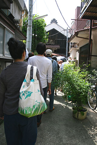 千住らしい路地を進むと見えてくる中川園さんの蔵。旧道からではその存在に気がつかない位置に建っている。 千住らしい路地を進むと見えてくる中川園さんの蔵。旧道からではその存在に気がつかない位置に建っている。