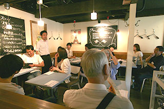 化粧品屋さんであった建物をリノベーションしたビストロ“2538-2” 化粧品屋さんであった建物をリノベーションしたビストロ“2538-2”