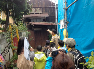 路地を進んで行き、中川園さんの蔵を前で、千住に残る蔵についてお話しました。 路地を進んで行き、中川園さんの蔵を前で、千住に残る蔵についてお話しました。