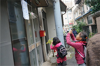 生活感あふれる路地に子ども達も関心を持っていました。 生活感あふれる路地に子ども達も関心を持っていました。