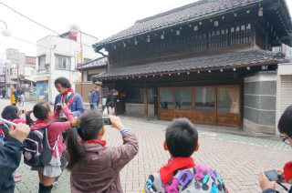 1860年築の横山家。外観を皆で激写。 1860年築の横山家。外観を皆で激写。
