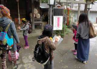 本氷川神社境内で絵葉書の下絵を描きました。 本氷川神社境内で絵葉書の下絵を描きました。
