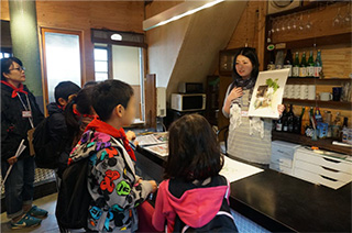 築50年ほどの木造2階建ての建物をリノベーションしたイラストレーター・なかだえりさんのアトリエ。 築50年ほどの木造2階建ての建物をリノベーションしたイラストレーター・なかだえりさんのアトリエ。